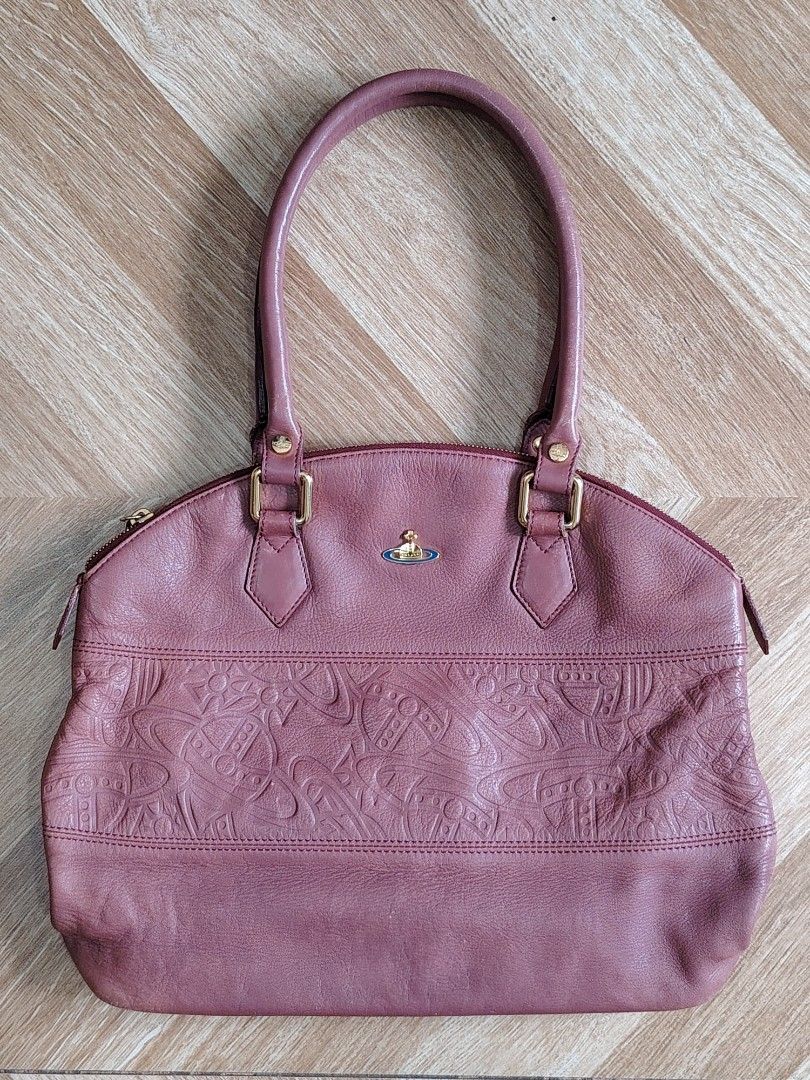 VIVIENNE WESTWOOD (Category: Luxury Bags & Wallets) located in Marikina City. Submitted by kingdrel (Listing ID 1469668410, Image 1). Description: VIVIENNE WESTWOOD W 14 L 11.5.