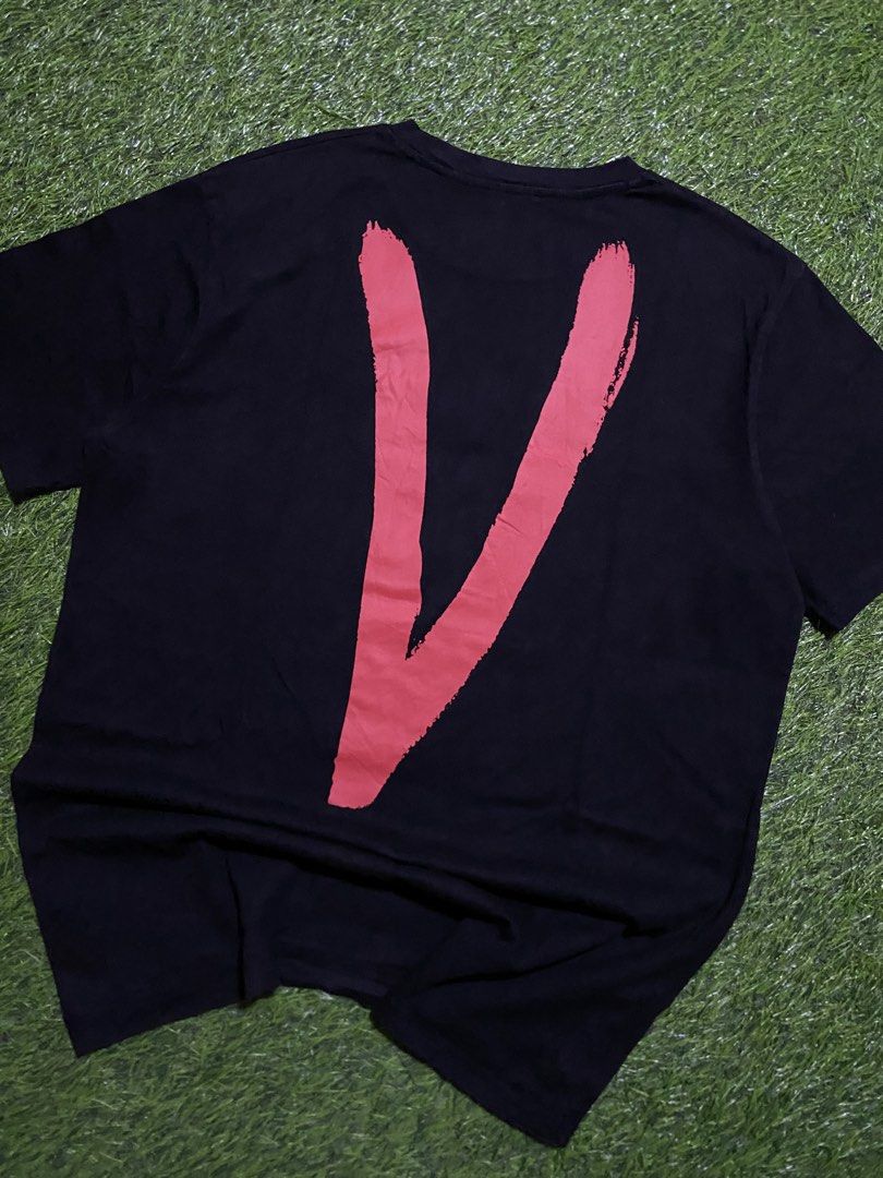 VLONE (Category: Tshirts & Polo Shirts ) located in Manila. Submitted by niftythrifttt (Listing ID 1469722830, Image 3). Description: VLONE SIZE L WIDTH - 21 LENGTH - 30 COLOR RATE 9.5 EXCELLENT CONDI NO ISSUE.