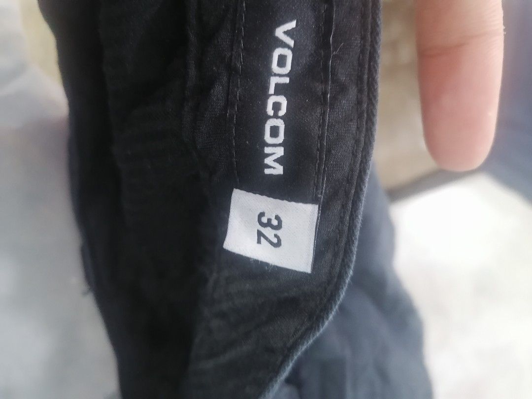 VOLCOM (Category: Shorts) located in San Carlos City. Submitted by apyogone (Listing ID 1469691833, Image 3). Description: Volcom Brand new No issue Size 32 ontag Actual Waistline 34 Length 22 HEM 10.