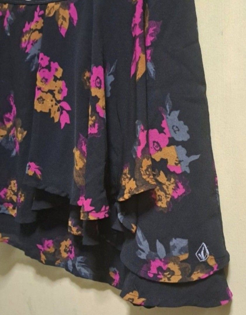Volcom Floral Jersey Skirt (Category: Skirts) located in Manila. Submitted by thrifter_lifestyle (Listing ID 1469587732, Image 2). Description: Brand: Volcom (bought in the US) Above Knee Length waist: 32" relaxed Light flowy sheer material with black lining Can be worn as is, or with tights Actual Color: Black with pink and tan flowers (see close up photo with brand shown) No issues 😀 RFS: closet spring cleaning. no longer fits me so no photos.