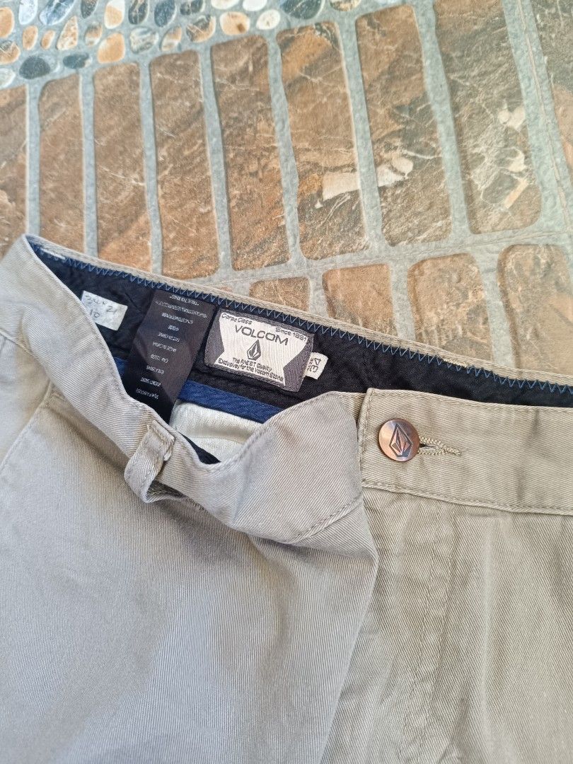 VOLCOM KHAKI SHORT (Category: Shorts) located in Bulacan. Submitted by moybilog (Listing ID 1469659810, Image 2). Description: .