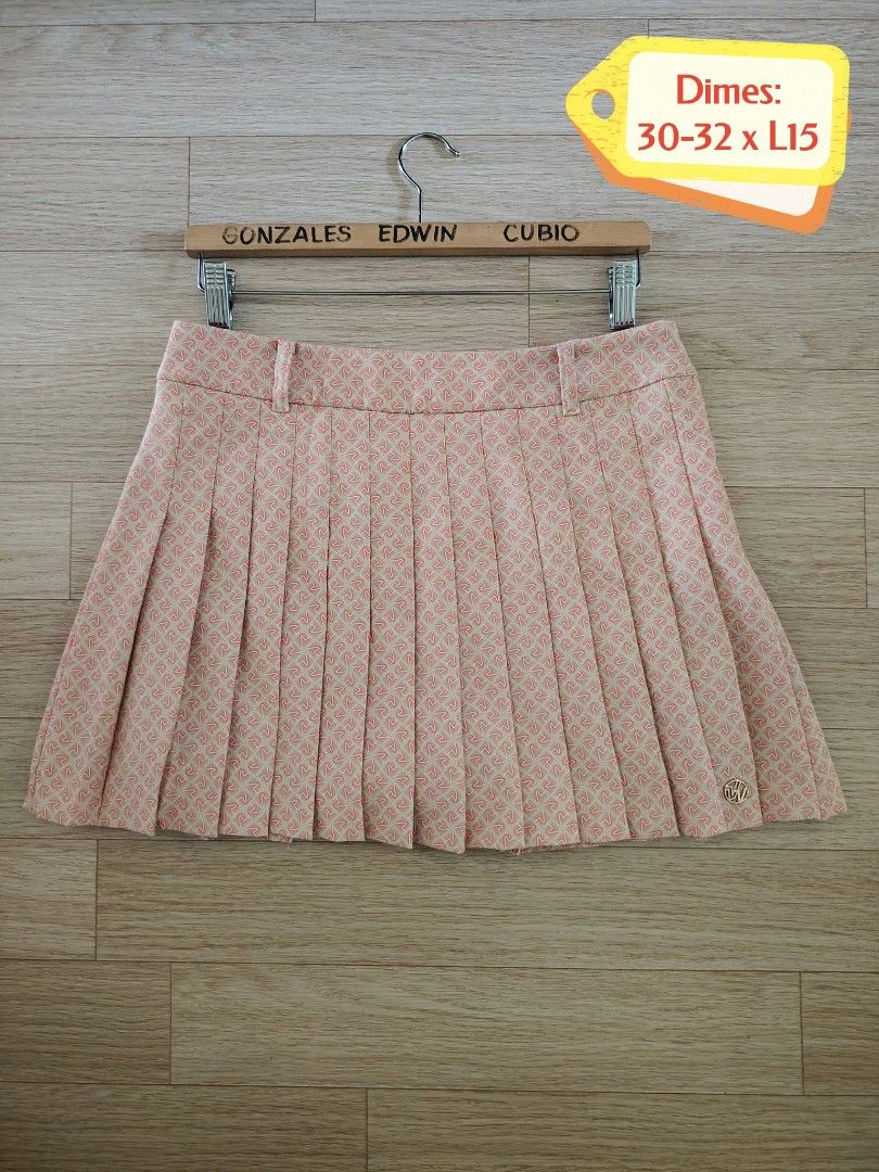 Volvik Pink Pattern Pleated Golf Skirt (W30-32 x L15) (Category: Skirts) located in Nasipit. Submitted by edwingonzales498-69377 (Listing ID 1469578698, Image 2). Description: - Brand: Volvik - Color/Pattern: Light pink with all-over print - Size: Tagged waist 30-32, length 15 inches - Features: Built-in inner shorts, pleated skirt design, side zip closure, and branded waistband tag - Condition: Clean, excellent, zero flaws.