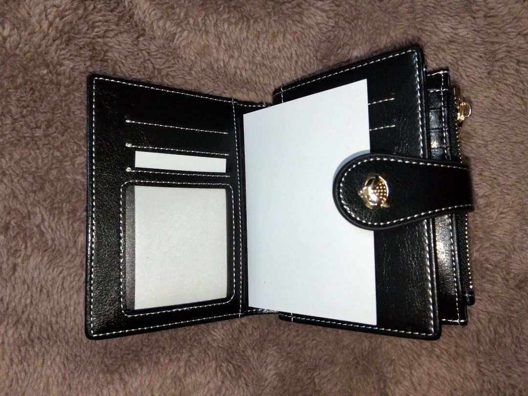Wallet (Category: Wallets & Card holders) located in Cavite. Submitted by dspace.ph (Listing ID 1469603500, Image 3). Description: comes with original box original price: 949.