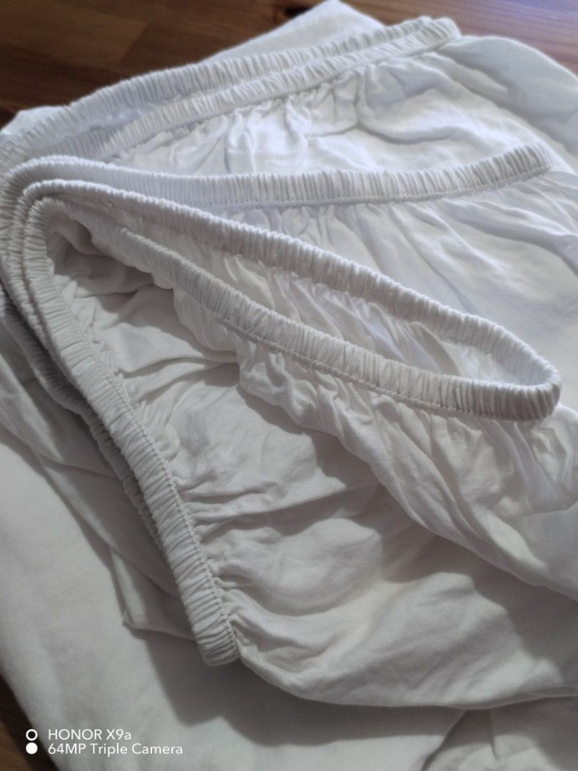 White Bedsheets Queen Size (Category: Bedding & Towels) located in Muntinlupa City. Submitted by arciagamaryann68 (Listing ID 1469603580, Image 2). Description: - Color: Clean White - Size: Queen Size - Material: 100% Cotton (Made in India), soft and breathable - Fit: Fully garterized/elasticized edges with approx. 13-inch pocket depth to prevent slipping - Care: Machine washable in lukewarm water, gentle cycle - Condition: Excellent pre-owned co