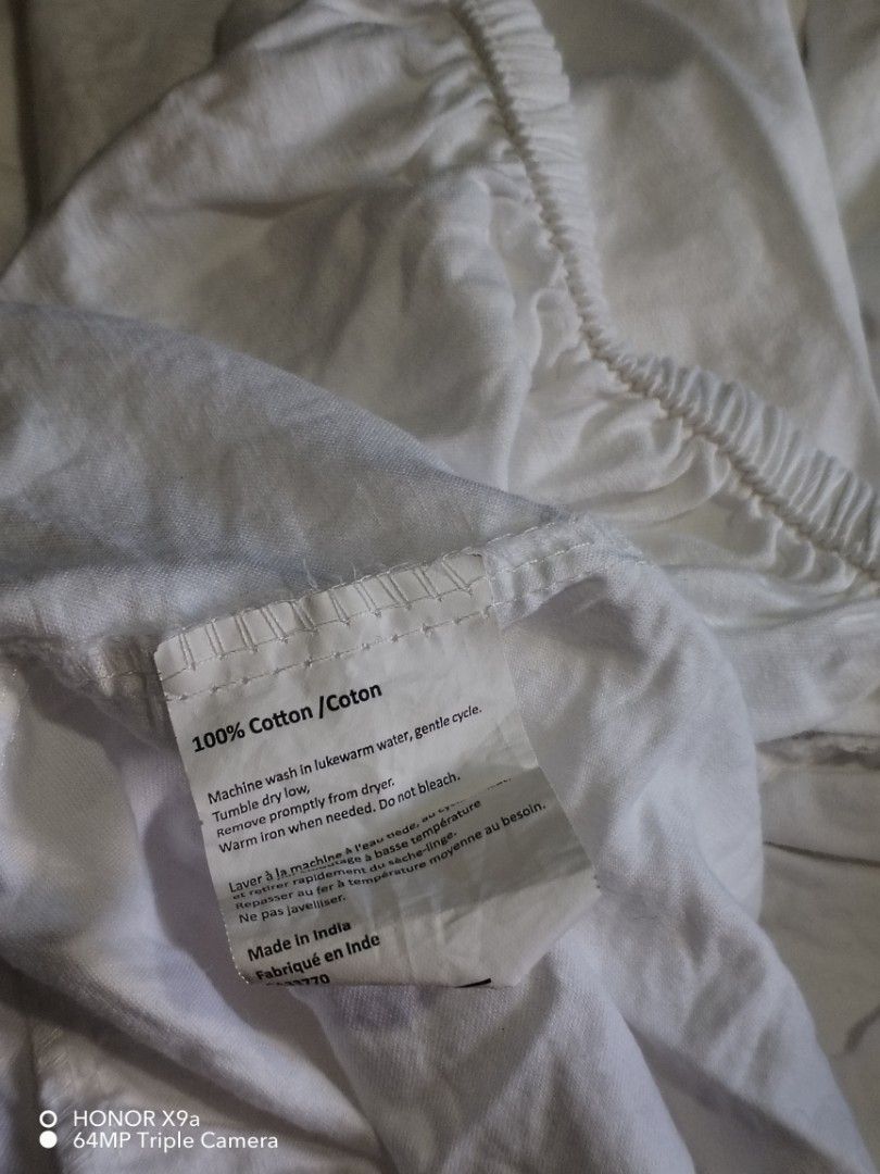 White Bedsheets Queen Size (Category: Bedding & Towels) located in Muntinlupa City. Submitted by arciagamaryann68 (Listing ID 1469603580, Image 3). Description: - Color: Clean White - Size: Queen Size - Material: 100% Cotton (Made in India), soft and breathable - Fit: Fully garterized/elasticized edges with approx. 13-inch pocket depth to prevent slipping - Care: Machine washable in lukewarm water, gentle cycle - Condition: Excellent pre-owned co