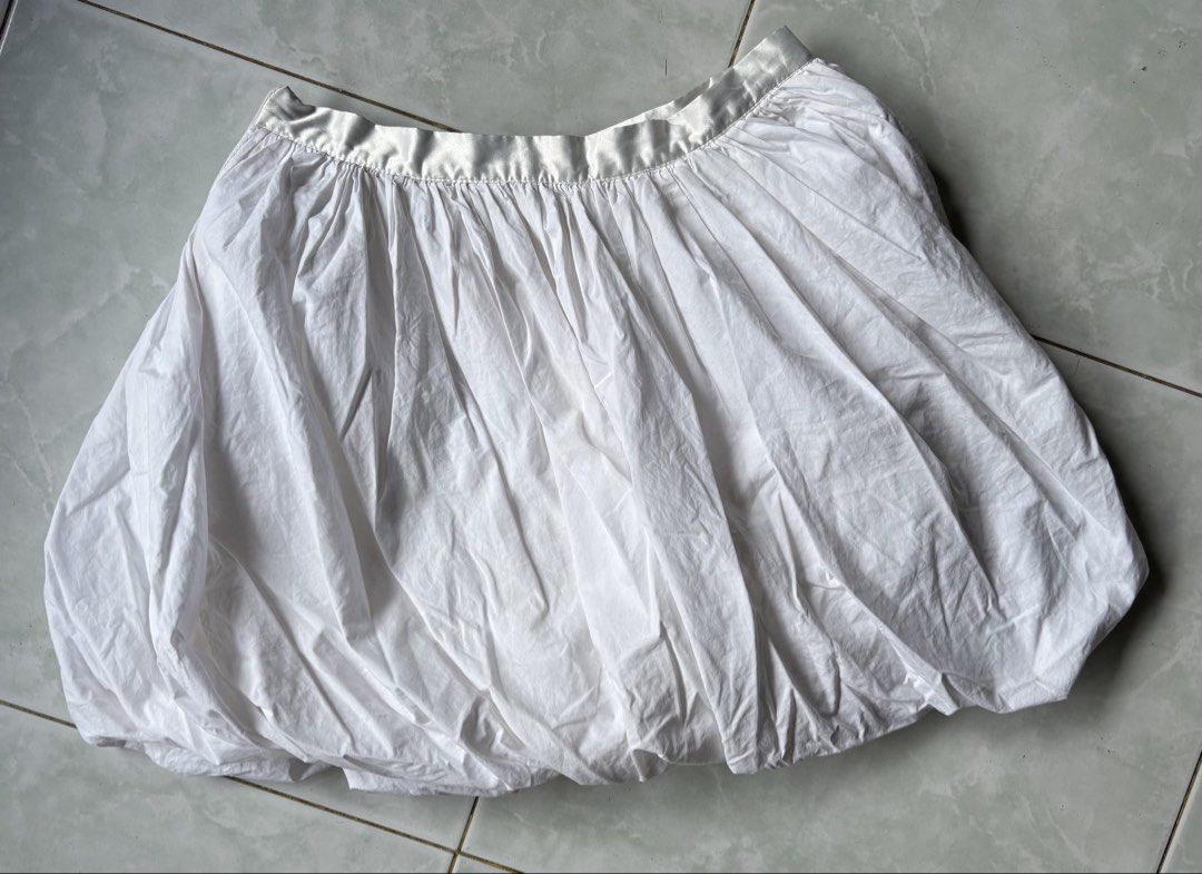 White bubble skirt (Category: Skirts) located in Batangas. Submitted by rm0401 (Listing ID 1469750318, Image 1). Description: FREE IF YOU BUY ANYTHING HERE! - Color: White - Style: Voluminous balloon skirt with textured fabric - Waistband: Shiny satin-like finish - Length: Mid-thigh - Condition/Vibe: Easy to pair with tanks or basic tees for casual days SIZE 27.