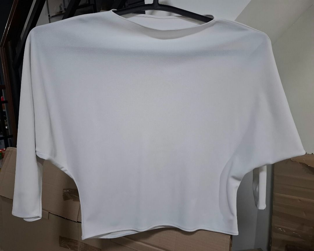 White Dolman Sleeve Top (Category: Blouses) located in Pasig City. Submitted by dripcounty (Listing ID 1469688624, Image 1). Description: White Dolman Sleeve Top ₱150 Bought in the Philippines Size: Unconfirmed — please confirm in chat Condition: Good / preloved White loose-fit top with wide round neckline and dolman sleeves. Actual item shown in photos. Delivery fee shouldered by buyer (Lalamove / other courier). Item price excludes delivery. Pa