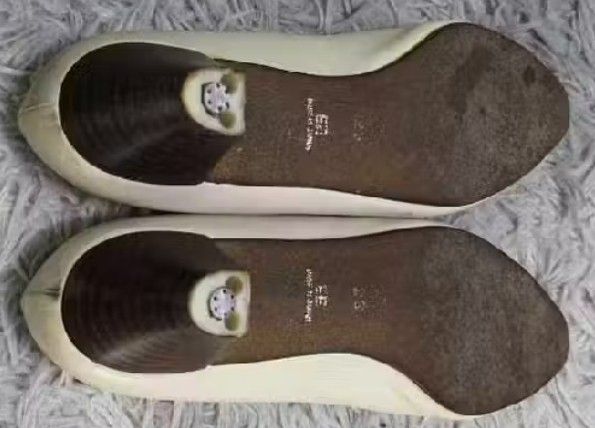 White kitten heels/Retro Inspired (Category: Heels) located in Manila. Submitted by key_pie (Listing ID 1469537416, Image 3). Description: RFS: Too small for my feet also note that these shoes are most likely for women with skinny feet.