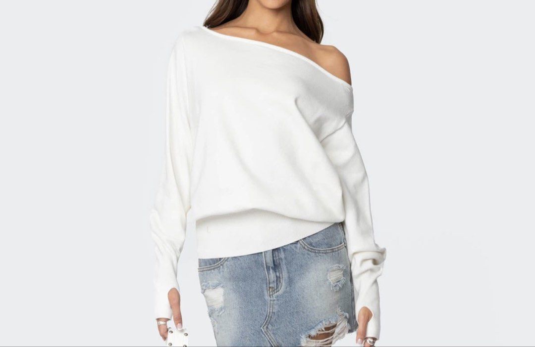 White Off-Shoulder Oversized Sweater (Category: Longsleeves) located in Taguig. Submitted by lrichdeclutters.mnl (Listing ID 1469590145, Image 2). Description: .
