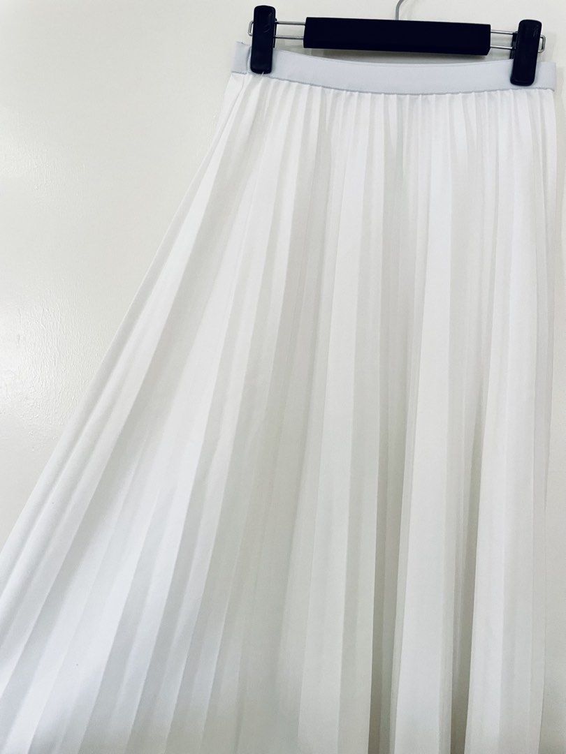 White Pleated Midi Skirt (Category: Skirts) located in Mandaue City. Submitted by piacatrina08 (Listing ID 1469632866, Image 2). Description: - Color: White - Style: Pleated midi skirt - Waistband: Elastic, stretches from 26" to 34" - Length: 30 inches - Features: Flowy fabric with clean pleats all around .