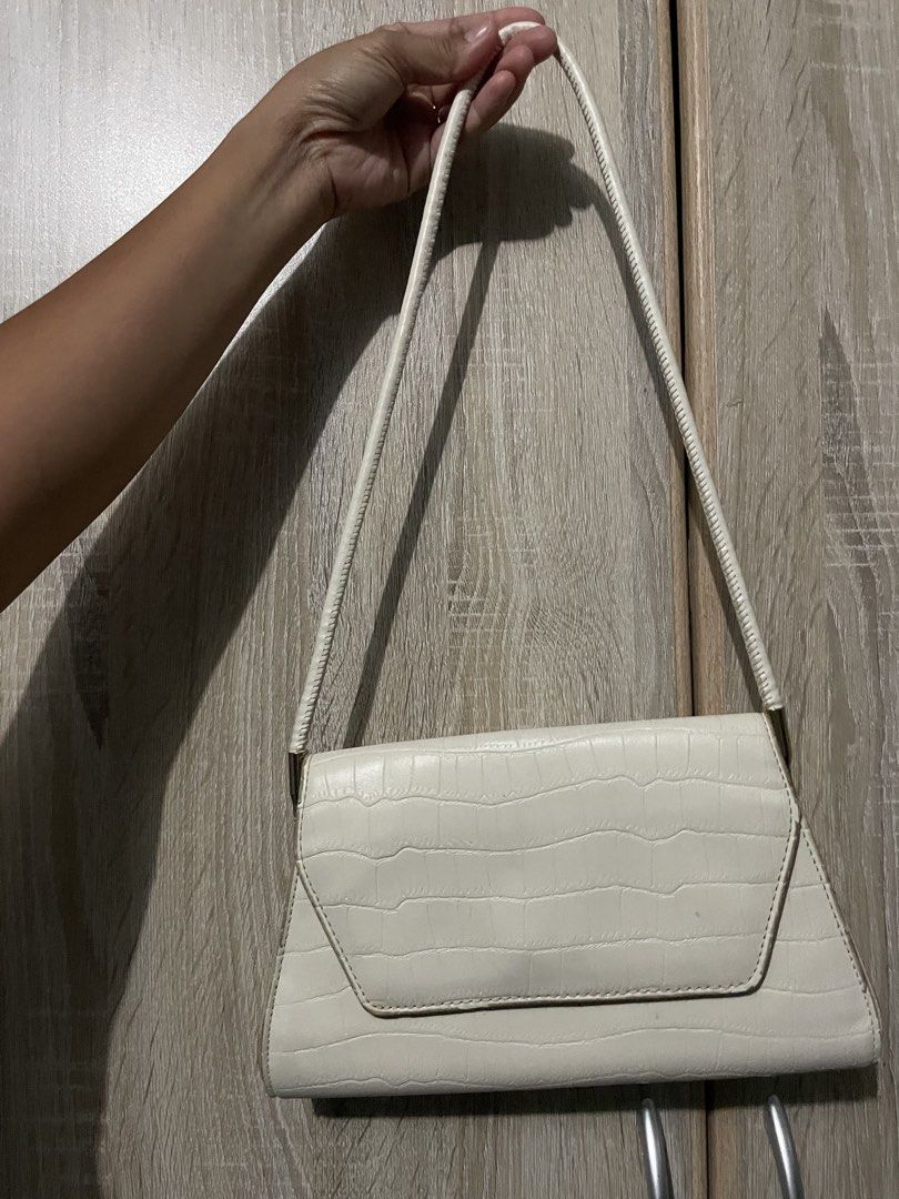 White shoulder Bag (Category: Shoulder Bags) located in San Carlos. Submitted by graciahoney (Listing ID 1469625743, Image 1). Description: .