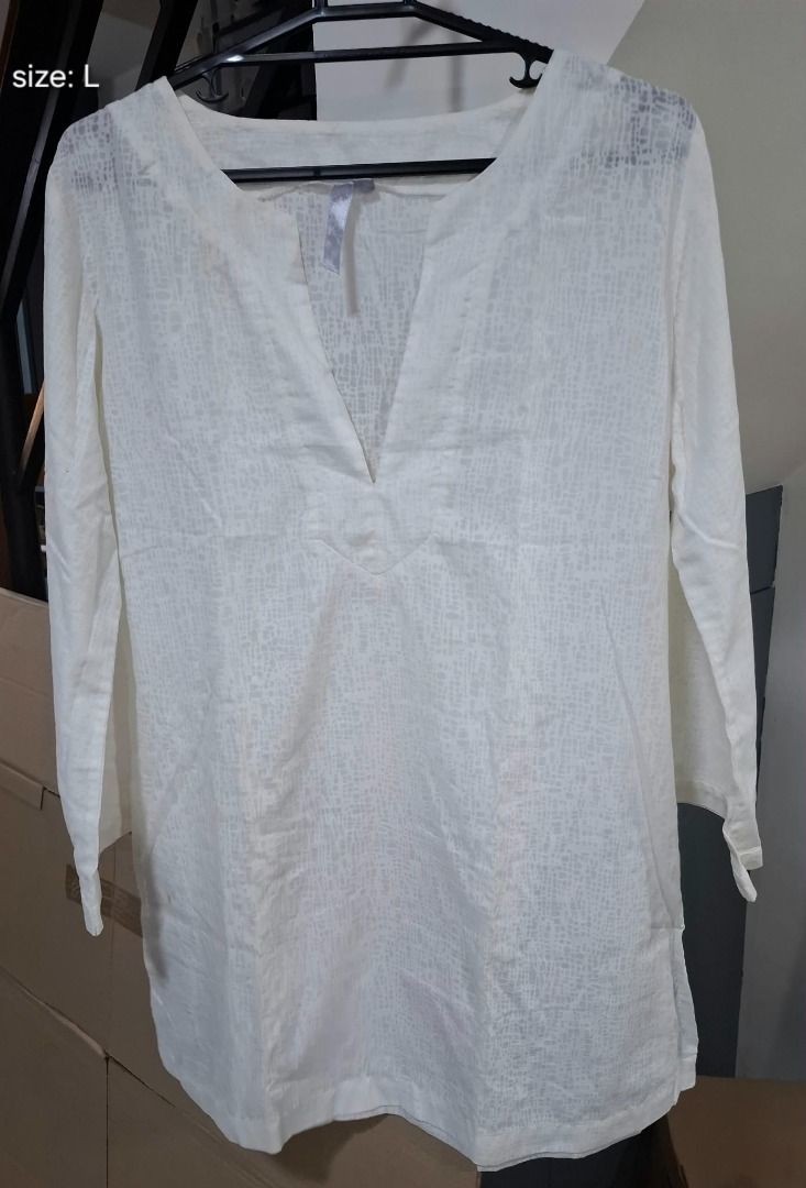 White Textured Long Sleeve Tunic (Category: Longsleeves) located in Pasig City. Submitted by dripcounty (Listing ID 1469689433, Image 1). Description: White Textured Long Sleeve Tunic ₱150 Bought in the Philippines Size: Large Condition: Good / preloved White textured sheer tunic with split neckline and long sleeves. Actual item shown in photos. Delivery fee shouldered by buyer (Lalamove / other courier). Item price excludes delivery. Payment via