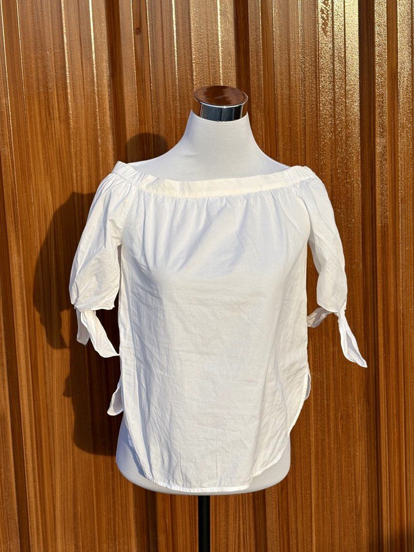 White Top for Sale (Category: Blouses) located in Manila. Submitted by thecloset.amore (Listing ID 1469624018, Image 1). Description: .