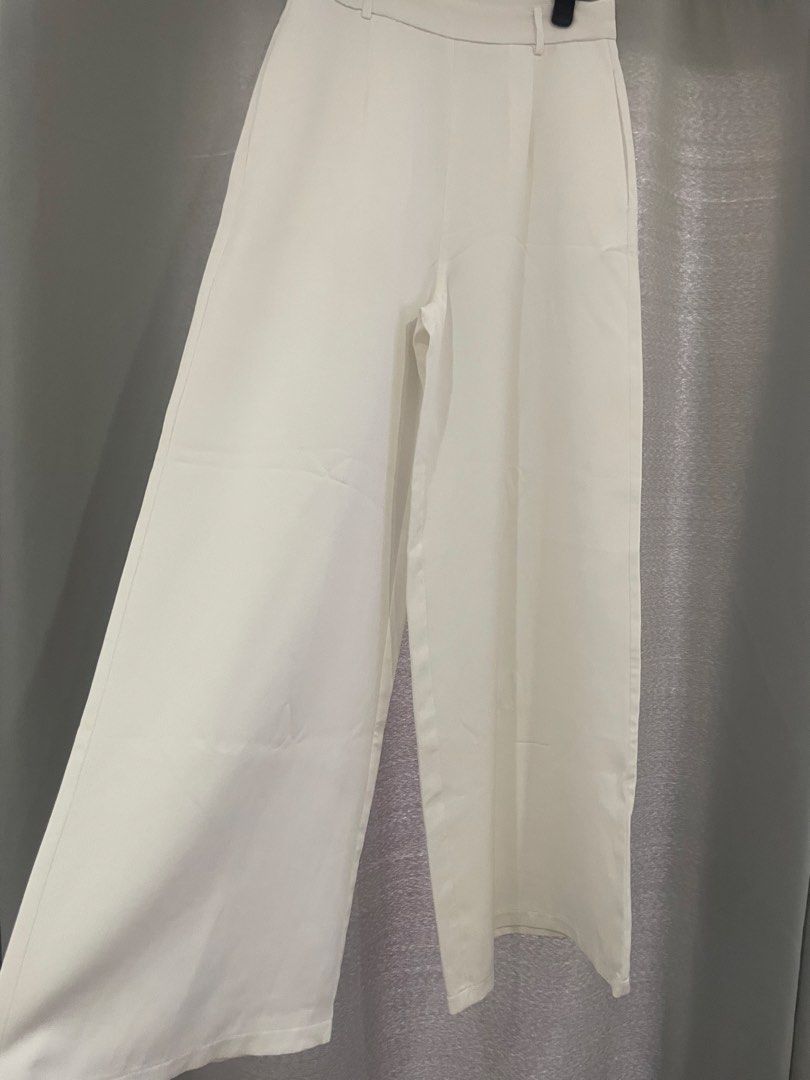 White Wide Leg Slacks (Category: Jeans) located in Mandaue City. Submitted by piacatrina08 (Listing ID 1469624818, Image 2). Description: - Size: S - Measurements: Waist 28 inches | Length 42 inches - Details: Clean white color, standard back zip closure, and convenient belt loops - Fabric: very soft and Lightweight, stretchable.