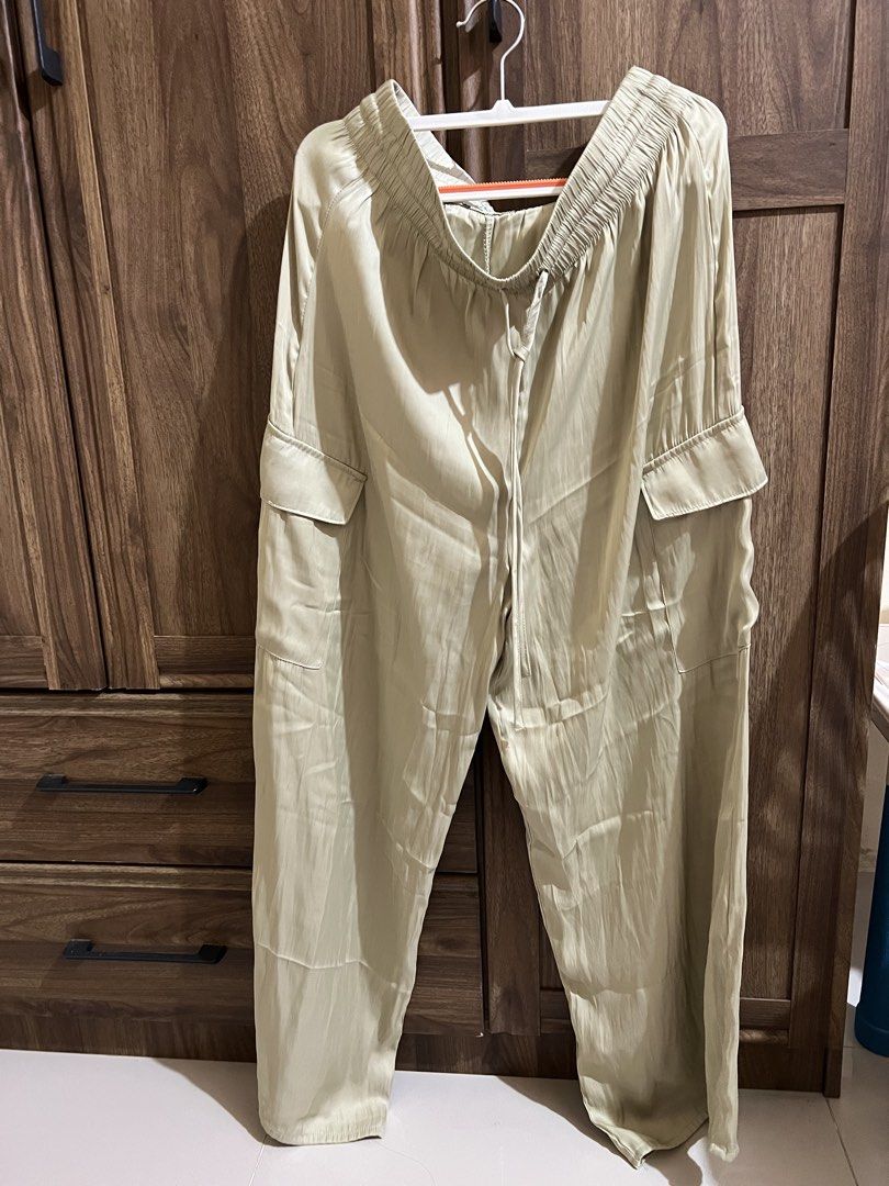 Wide Leg pants silk (Category: Jeans) located in Paranaque City. Submitted by farrahelie (Listing ID 1469714009, Image 1). Description: .