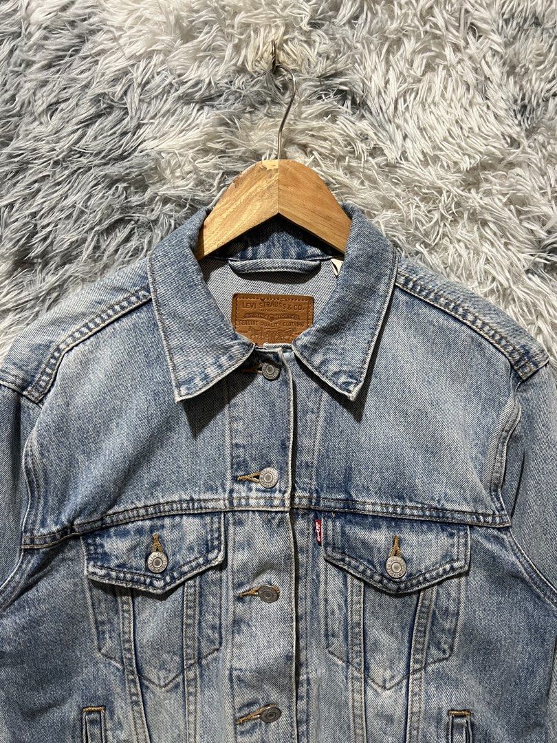 Women’s premium Levi’s denim jacket (Category: Coats, Jackets and Outerwear) located in Calamba. Submitted by nevrek02 (Listing ID 1469615953, Image 2). Description: Levi’s premium denim jacket Excellent condition Color rate 9.5/10 Size Small W20 x L23 Sleeve L18.5 No issues 1280 Plus shipping Location: Calamba, Laguna .