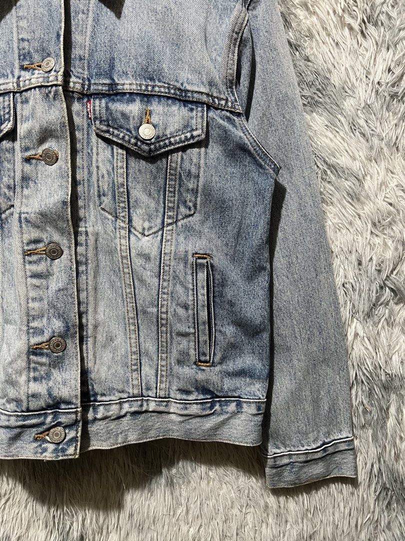 Women’s premium Levi’s denim jacket (Category: Coats, Jackets and Outerwear) located in Calamba. Submitted by nevrek02 (Listing ID 1469615953, Image 3). Description: Levi’s premium denim jacket Excellent condition Color rate 9.5/10 Size Small W20 x L23 Sleeve L18.5 No issues 1280 Plus shipping Location: Calamba, Laguna .
