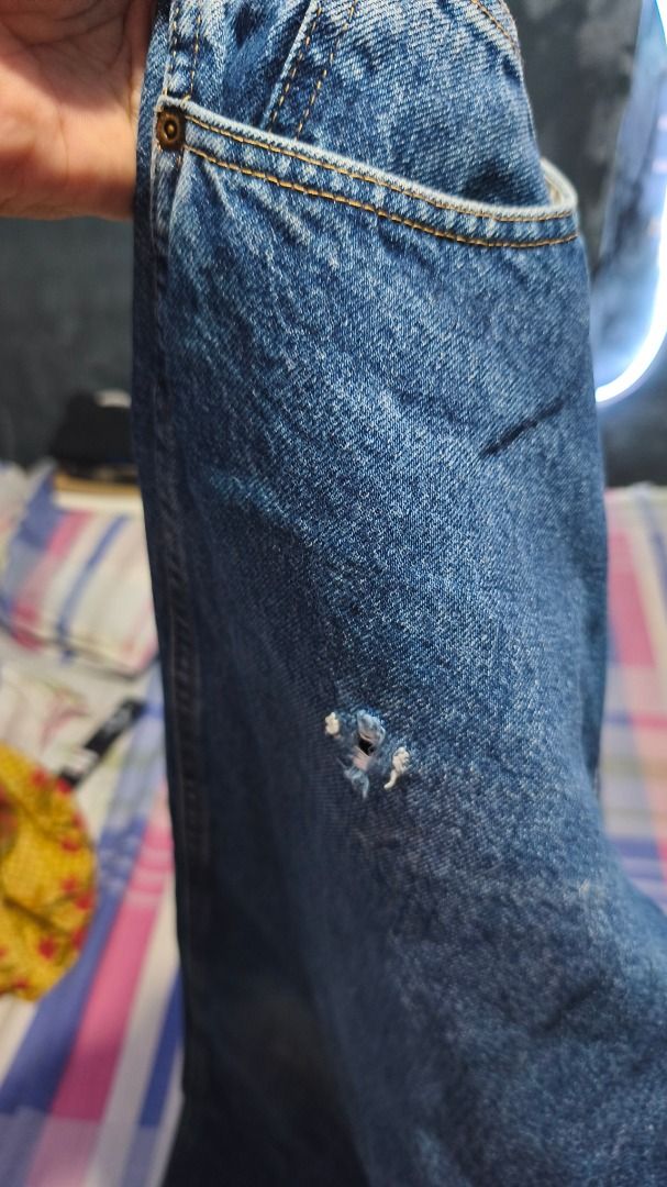 Wrangler Blue Denim Jeans (Category: Jeans) located in Davao. Submitted by thethriftproject082 (Listing ID 1469748686, Image 3). Description: WRANGLER DENIM PANTS 📍𝐌𝐈𝐍𝐄: 450 📍𝐒𝐈𝐙𝐄 𝐎𝐍 𝐓𝐀𝐆: 33 📍𝐃𝐈𝐌𝐄𝐒: 33 waist x 39 length 📍issue: minimal tears, need wash.