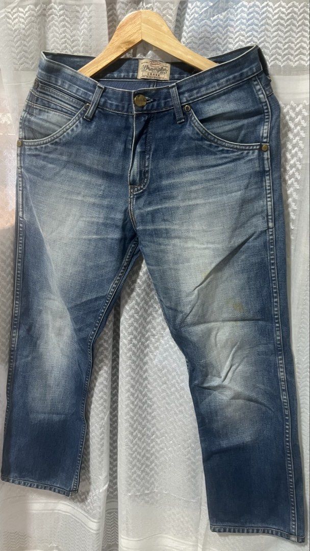Wrangler Crank Blue Denim Jeans Size 32 (Category: Jeans) located in Pasig City. Submitted by morilove (Listing ID 1469589037, Image 1). Description: - Brand: Wrangler (Crank collection) - Color: Classic blue denim with natural washed fading - Fit: Straight leg cut, 5-pocket styling - Details: Signature leather patch on back pocket and 'Proud to Be' inner waistband branding - Material: Sturdy, durable denim.