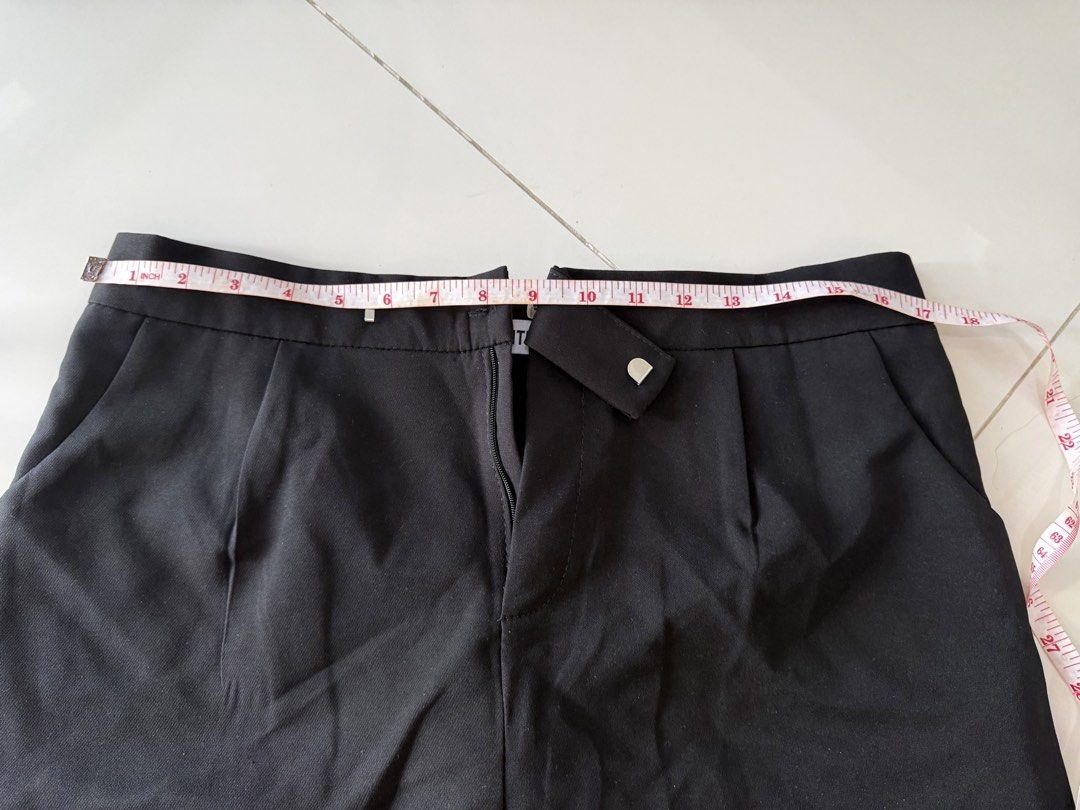 Y2K 2000s Mini Black Skorts Size XL (Category: Skirts) located in Taguig. Submitted by ellieelles (Listing ID 1469647125, Image 2). Description: .