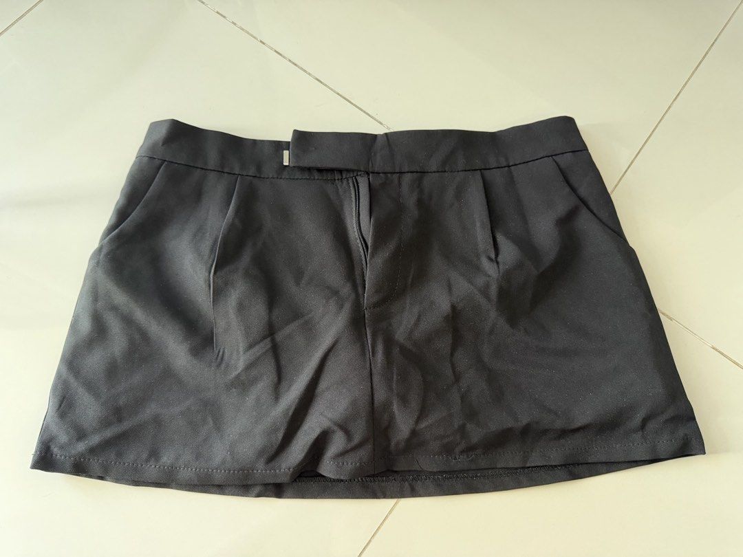Y2K 2000s Mini Black Skorts Size XL (Category: Skirts) located in Taguig. Submitted by ellieelles (Listing ID 1469647125, Image 1). Description: .