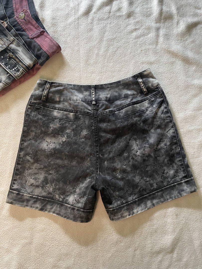 y2k / goth shorts (Category: Shorts) located in San Quintin. Submitted by polasolah (Listing ID 1469735088, Image 2). Description: wash before use size: 27.