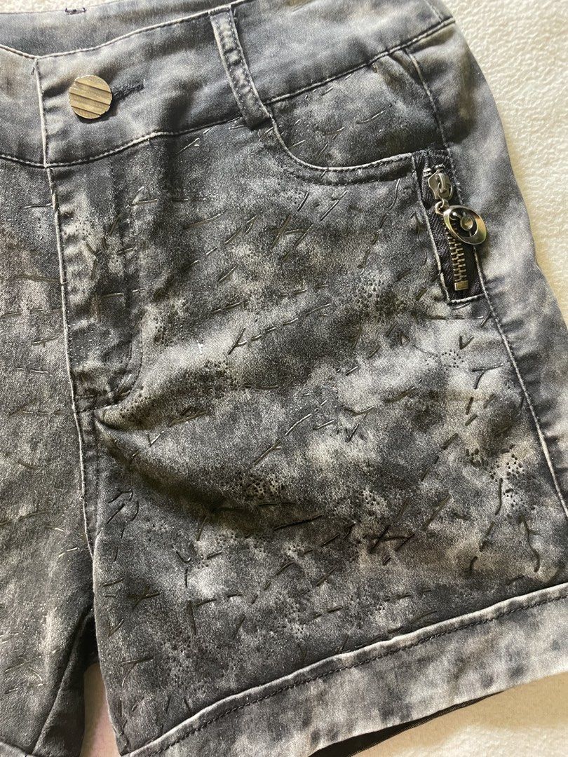 y2k / goth shorts (Category: Shorts) located in San Quintin. Submitted by polasolah (Listing ID 1469735088, Image 3). Description: wash before use size: 27.