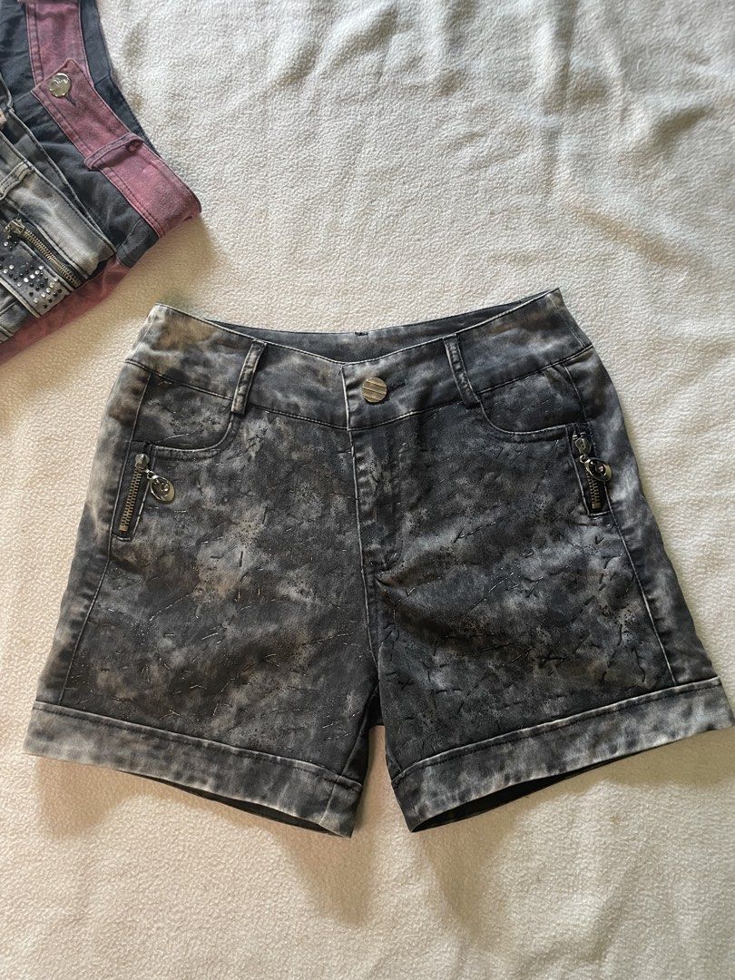 y2k / goth shorts (Category: Shorts) located in San Quintin. Submitted by polasolah (Listing ID 1469735088, Image 1). Description: wash before use size: 27.