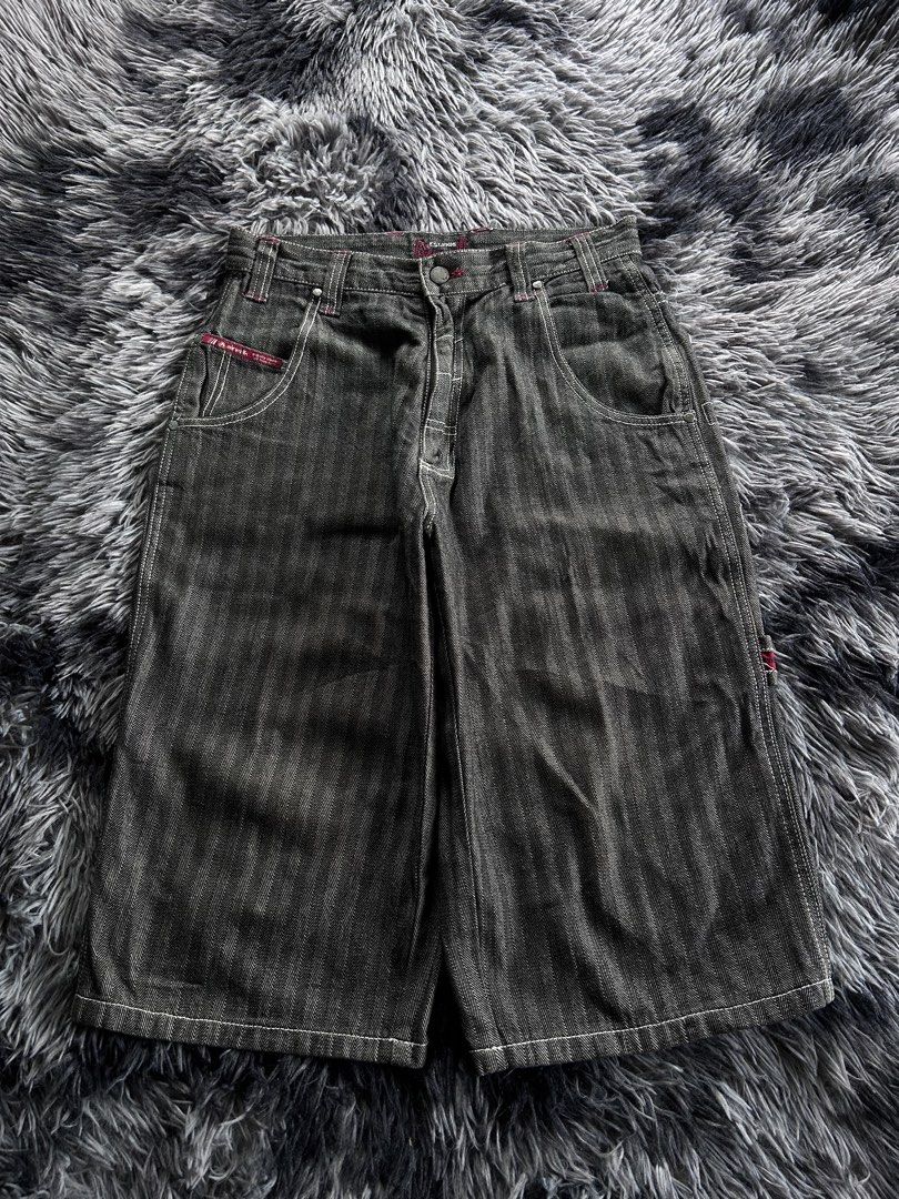 Y2k Airwalk Carpenter Jorts (Category: Shorts) located in Banaybanay. Submitted by prettysixtythrift_17 (Listing ID 1469588866, Image 1). Description: Y2k Airwalk Carpenter Jorts ▪️Waistline: 29 to 31 ▪️Length: 26.5 ▪️Hem: 10.5 ▪️Hips: 18 ▪️Leg Thigh: 13.5 ▪️Rise: 12 ▪️Inseam: 16.