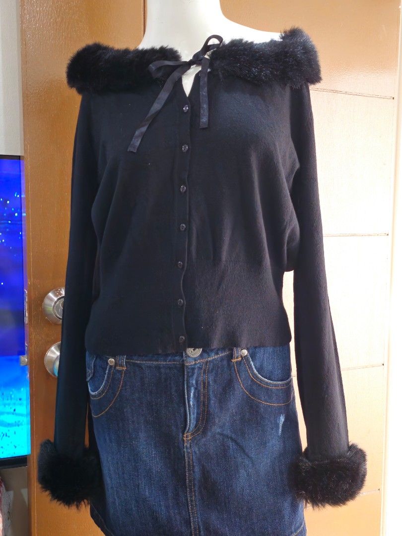 Y2k Black Fur Cardigan (Category: Coats, Jackets and Outerwear) located in Manila. Submitted by vintage_revo.ph (Listing ID 1469577925, Image 3). Description: 👕Top Mine: ₱ 399 ‎ ‎🛍 + Shipping fee ‎✨️ PLEASE READ guidelines before buying ‎📷 Once acknowledged “yours” please dm me your order form + screenshot of the item.