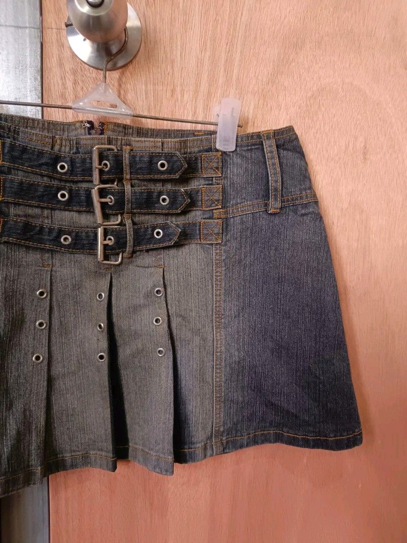 Y2k denim skirt (Category: Skirts) located in Davao. Submitted by mln-boutique (Listing ID 1469722622, Image 2). Description: Y2k denim skirt size - 31 length - 13 issue - minimal stain.