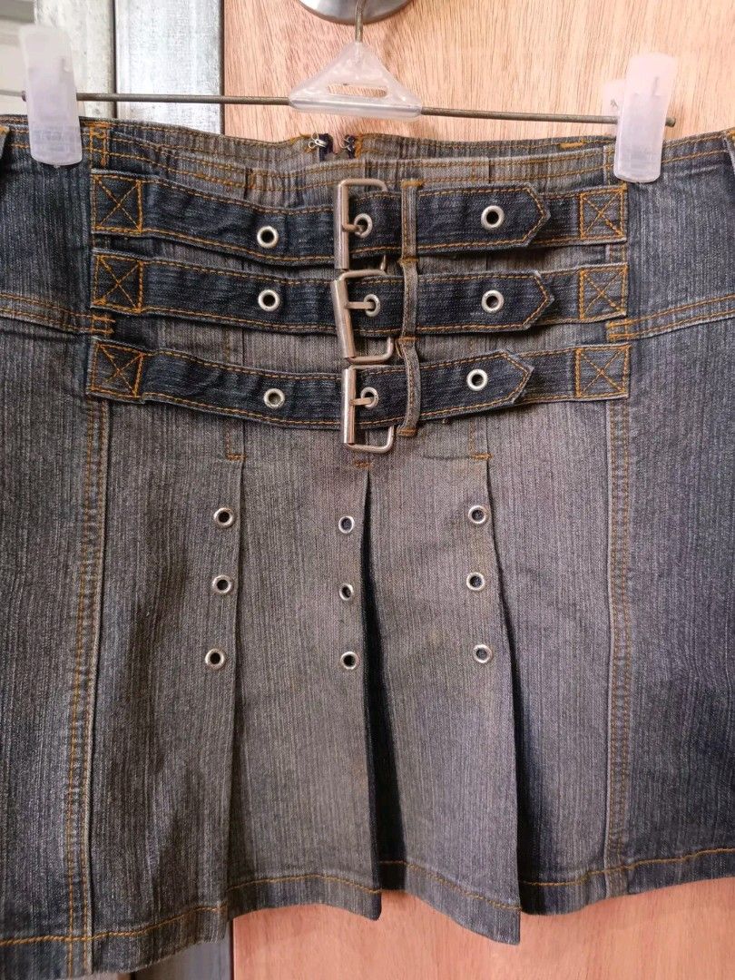 Y2k denim skirt (Category: Skirts) located in Davao. Submitted by mln-boutique (Listing ID 1469722622, Image 3). Description: Y2k denim skirt size - 31 length - 13 issue - minimal stain.