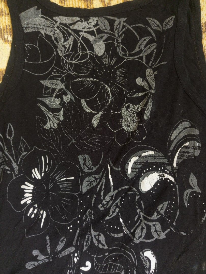 Y2K Floral Tank Top (Category: Sleeveless) located in San Pedro. Submitted by vishavriksha (Listing ID 1469619288, Image 3). Description: .