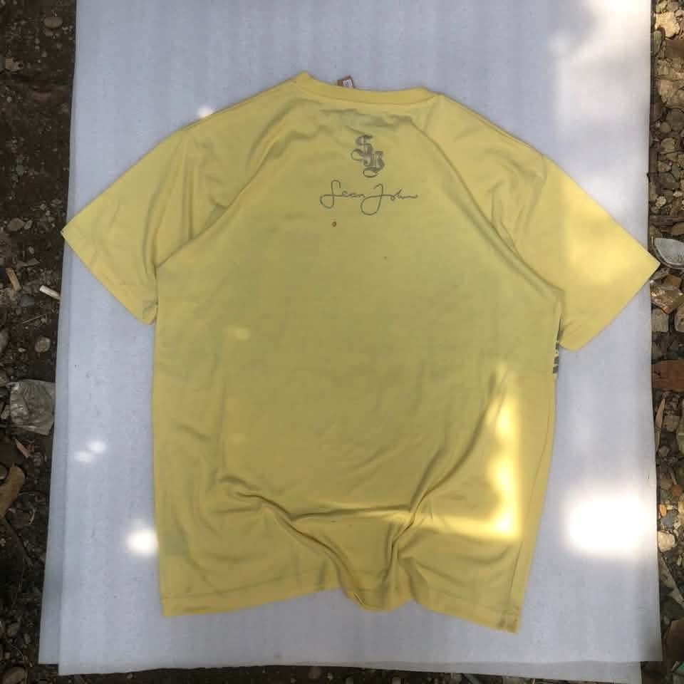 Y2K SEAN JOHN (Category: Tshirts & Polo Shirts ) located in Quezon City. Submitted by taondalawanglibo-thrift (Listing ID 1469713294, Image 2). Description: Y2K SEAN JOHN ISSUE:UNKOWN STAIN|MINIMAL LINTS DIMES: 22W X 30L.
