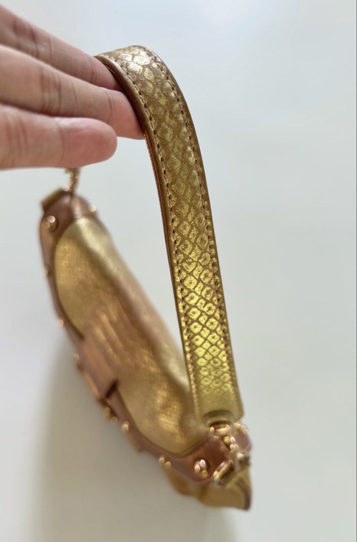 Y2K Vincis Bench Shoulder/handbag (Category: Shoulder Bags) located in Baguio. Submitted by thr1ft_junki3 (Listing ID 1469718231, Image 3). Description: • Small • Rose gold and gold colorway Condition: Excellent Flaw: Minimal stains on the inner lining. No other noticeable flaws. ₱800 only.