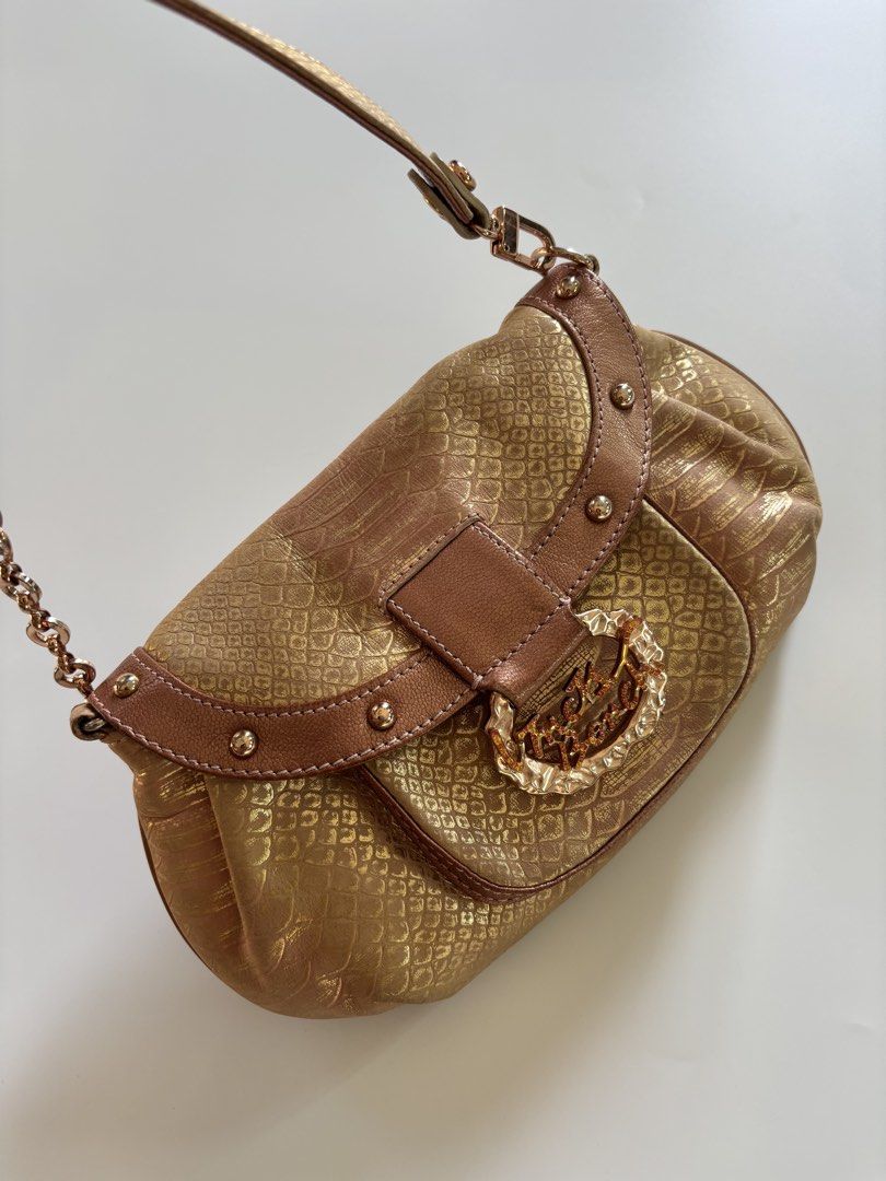 Y2K Vincis Bench Shoulder/handbag (Category: Shoulder Bags) located in Baguio. Submitted by thr1ft_junki3 (Listing ID 1469718231, Image 1). Description: • Small • Rose gold and gold colorway Condition: Excellent Flaw: Minimal stains on the inner lining. No other noticeable flaws. ₱800 only.