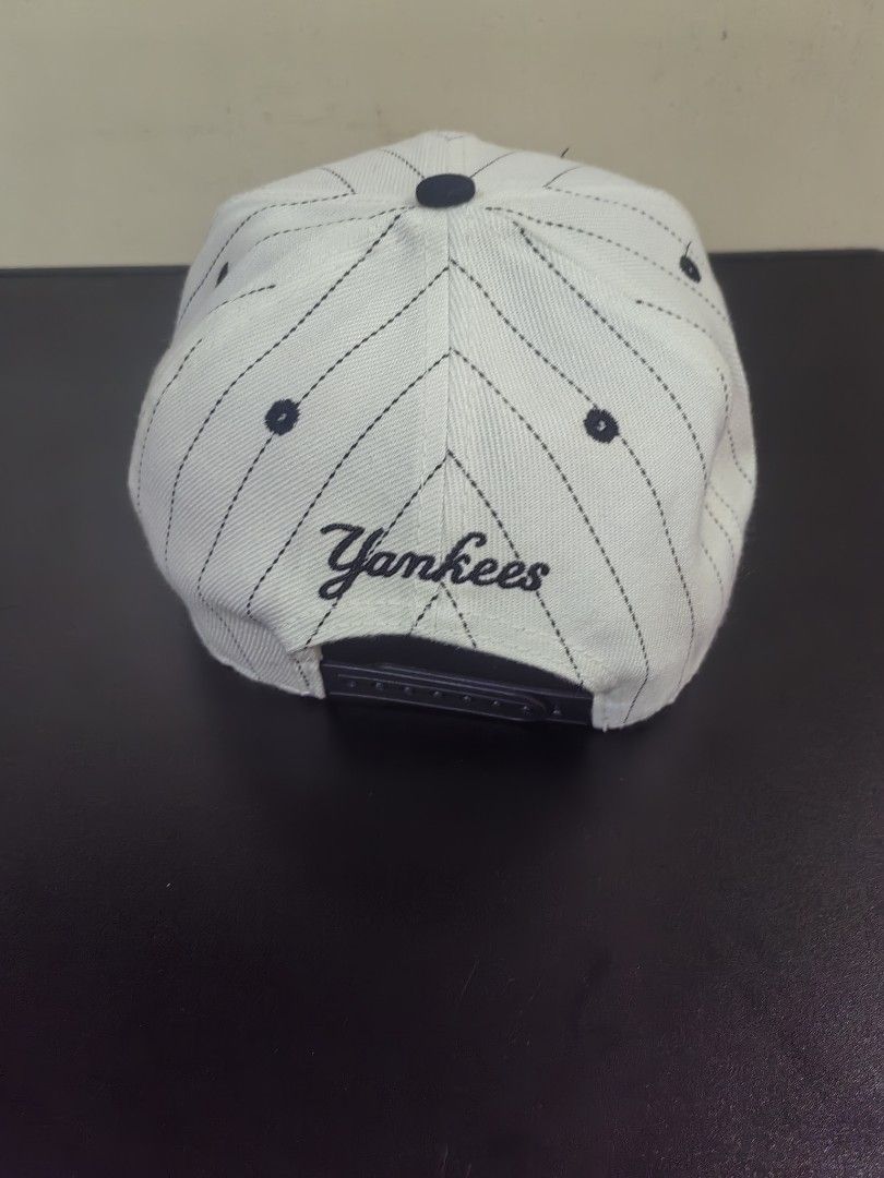 Yankees snapback (Category: Caps & Hats) located in Legazpi City. Submitted by livedolphin_68dee2 (Listing ID 1469698624, Image 2). Description: New York Yankees VGOOD CONDITION.