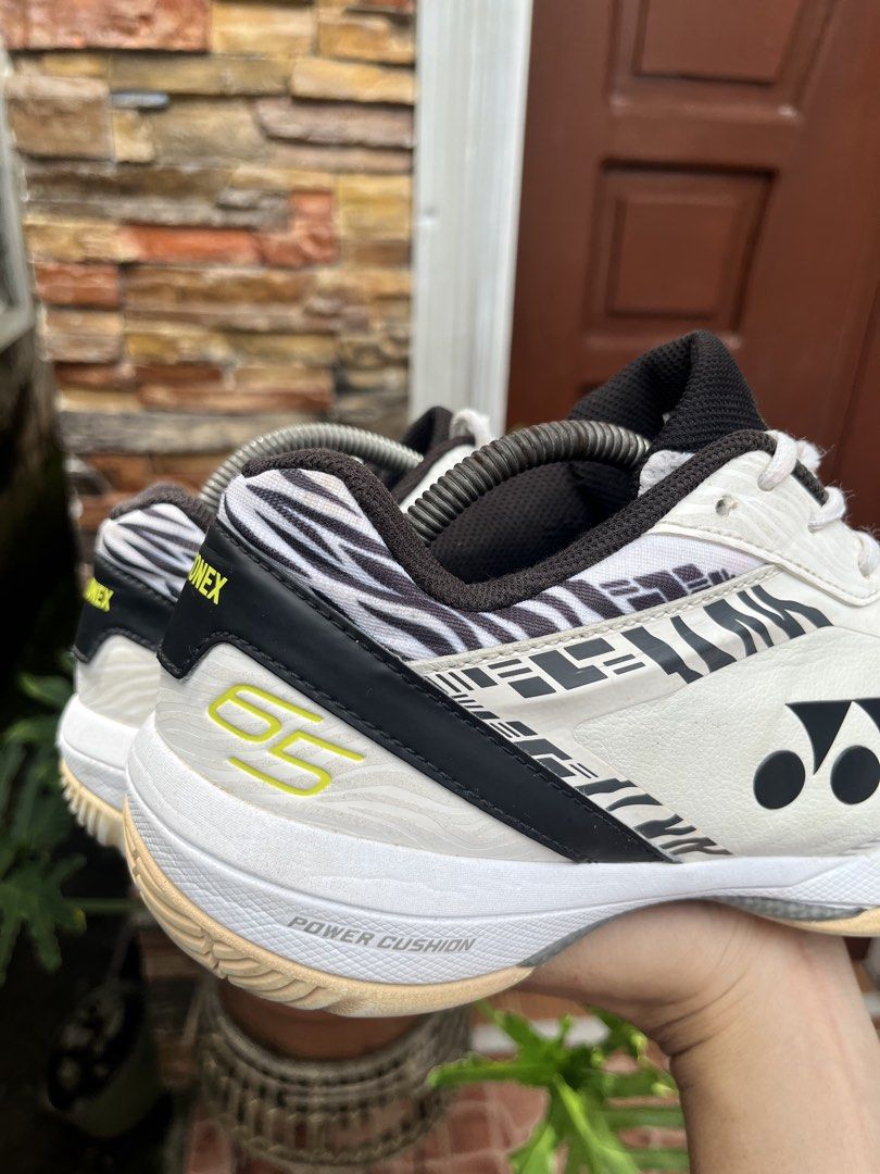 yonex badminton/pickle shoes (Category: Sneakers) located in Molave. Submitted by bronzokiks (Listing ID 1469668826, Image 2). Description: size 10 yellowish lang still spikey padin.