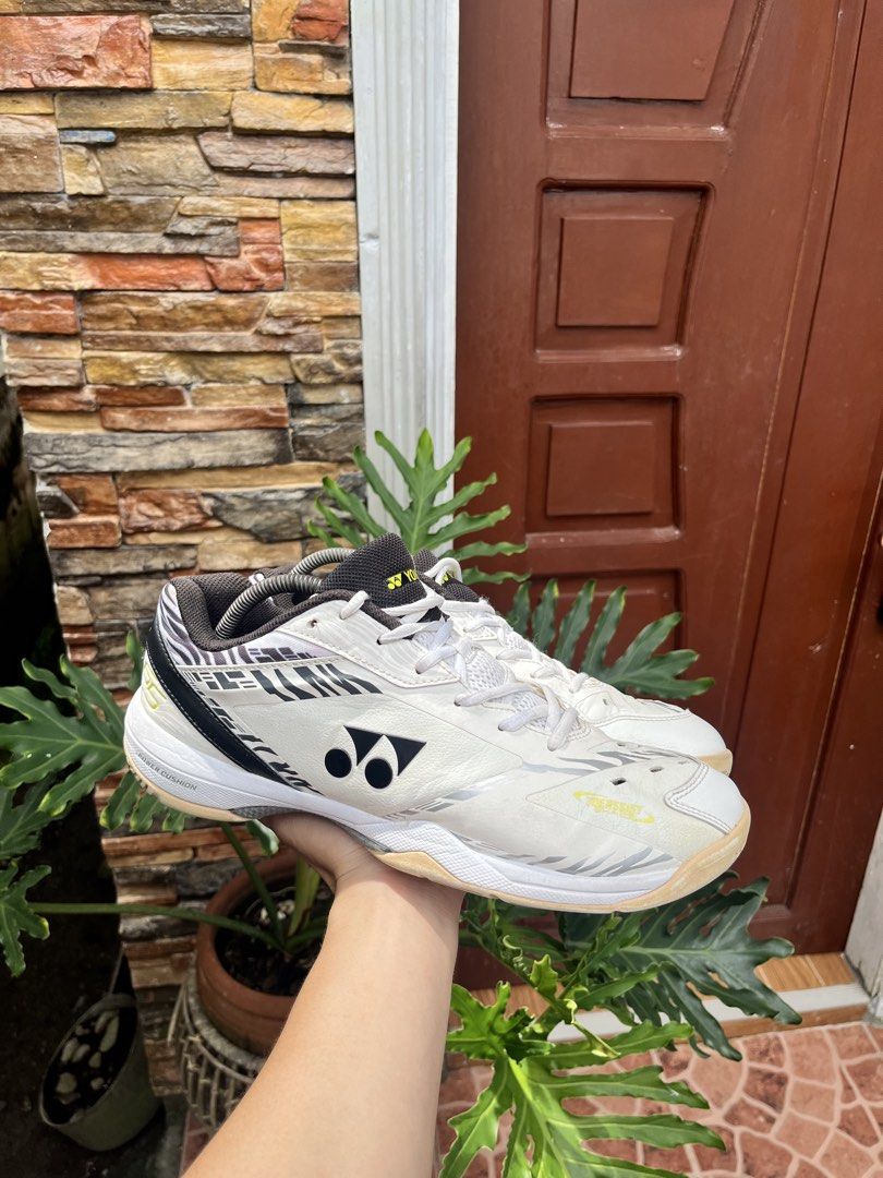 yonex badminton/pickle shoes (Category: Sneakers) located in Molave. Submitted by bronzokiks (Listing ID 1469668826, Image 1). Description: size 10 yellowish lang still spikey padin.