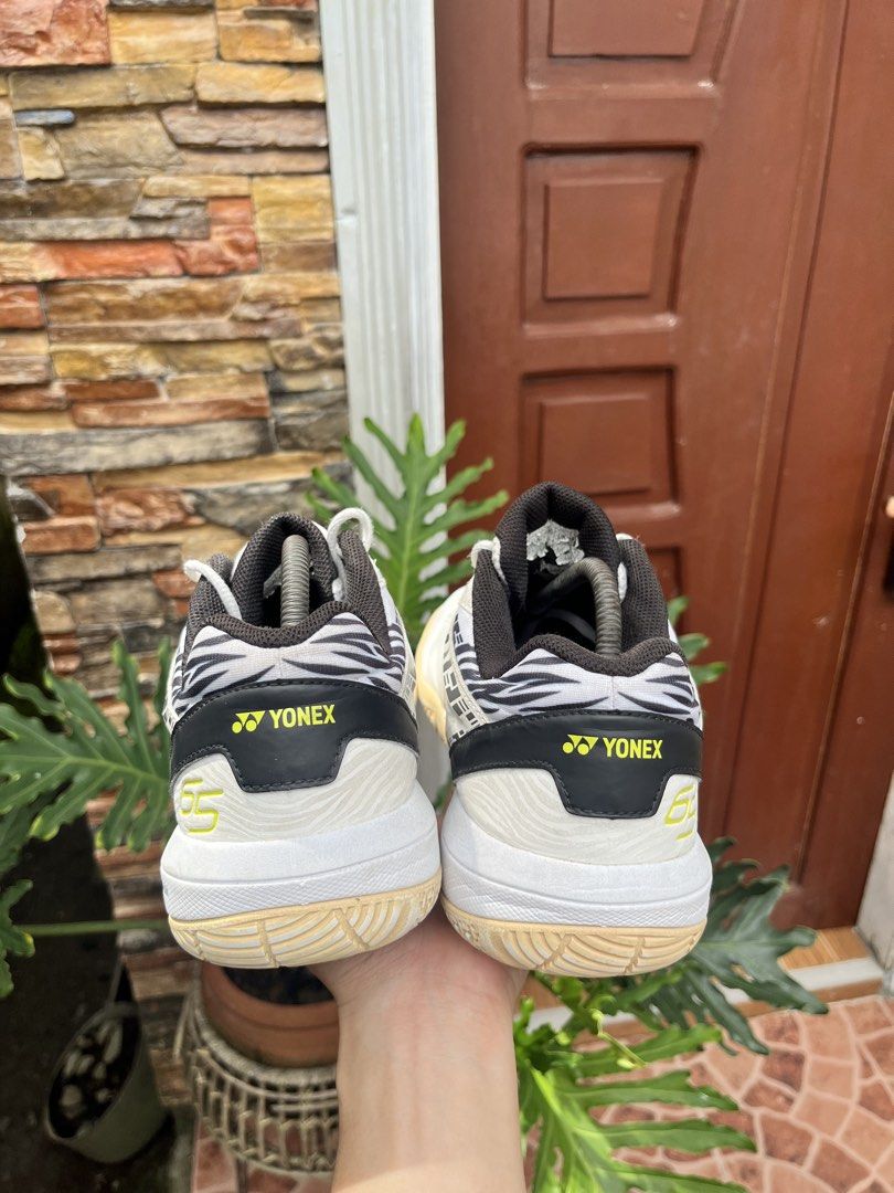 yonex badminton/pickle shoes (Category: Sneakers) located in Molave. Submitted by bronzokiks (Listing ID 1469668826, Image 3). Description: size 10 yellowish lang still spikey padin.