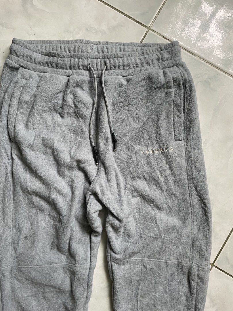YoungLA Grey Fleece Sweatpants (Category: Joggers) located in Batac City. Submitted by markanthon91935 (Listing ID 1469583137, Image 2). Description: YOUNGLA -800 + SF -Dimes 30-36 x 40 -Good condition -need wash - Brand: YoungLA - Size: Medium - Color: Grey - Ideal for: Gym workouts or casual lounging at home.