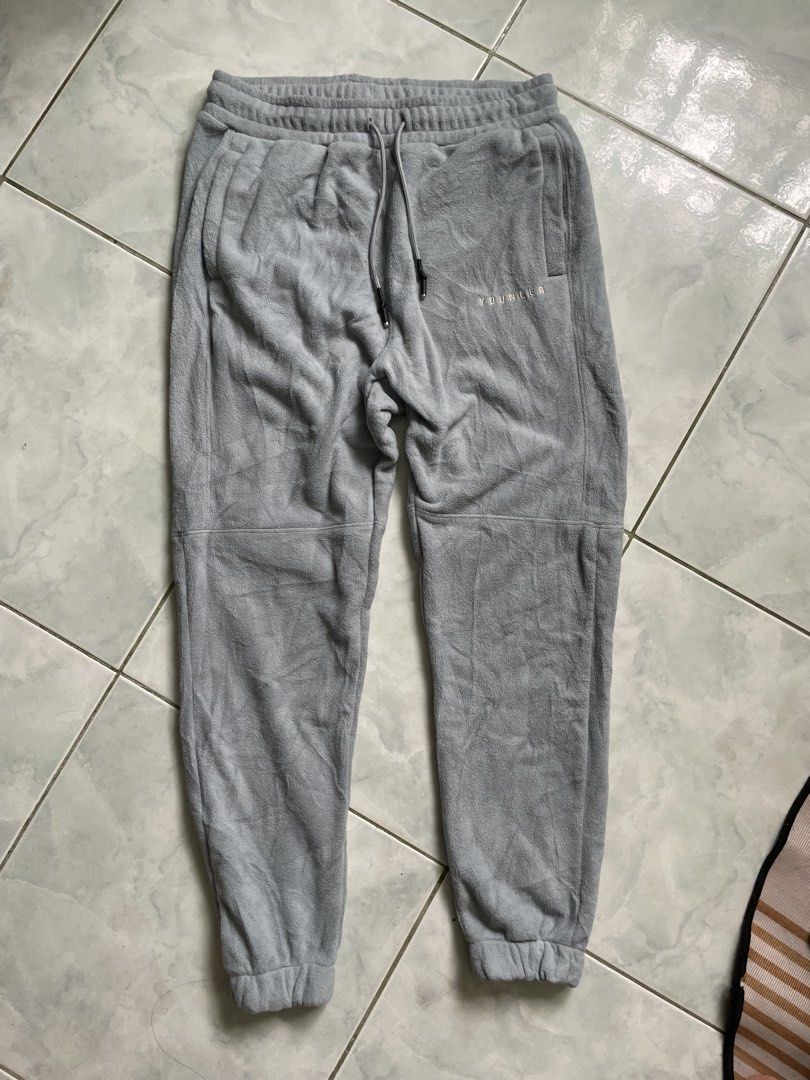 YoungLA Grey Fleece Sweatpants (Category: Joggers) located in Batac City. Submitted by markanthon91935 (Listing ID 1469583137, Image 1). Description: YOUNGLA -800 + SF -Dimes 30-36 x 40 -Good condition -need wash - Brand: YoungLA - Size: Medium - Color: Grey - Ideal for: Gym workouts or casual lounging at home.