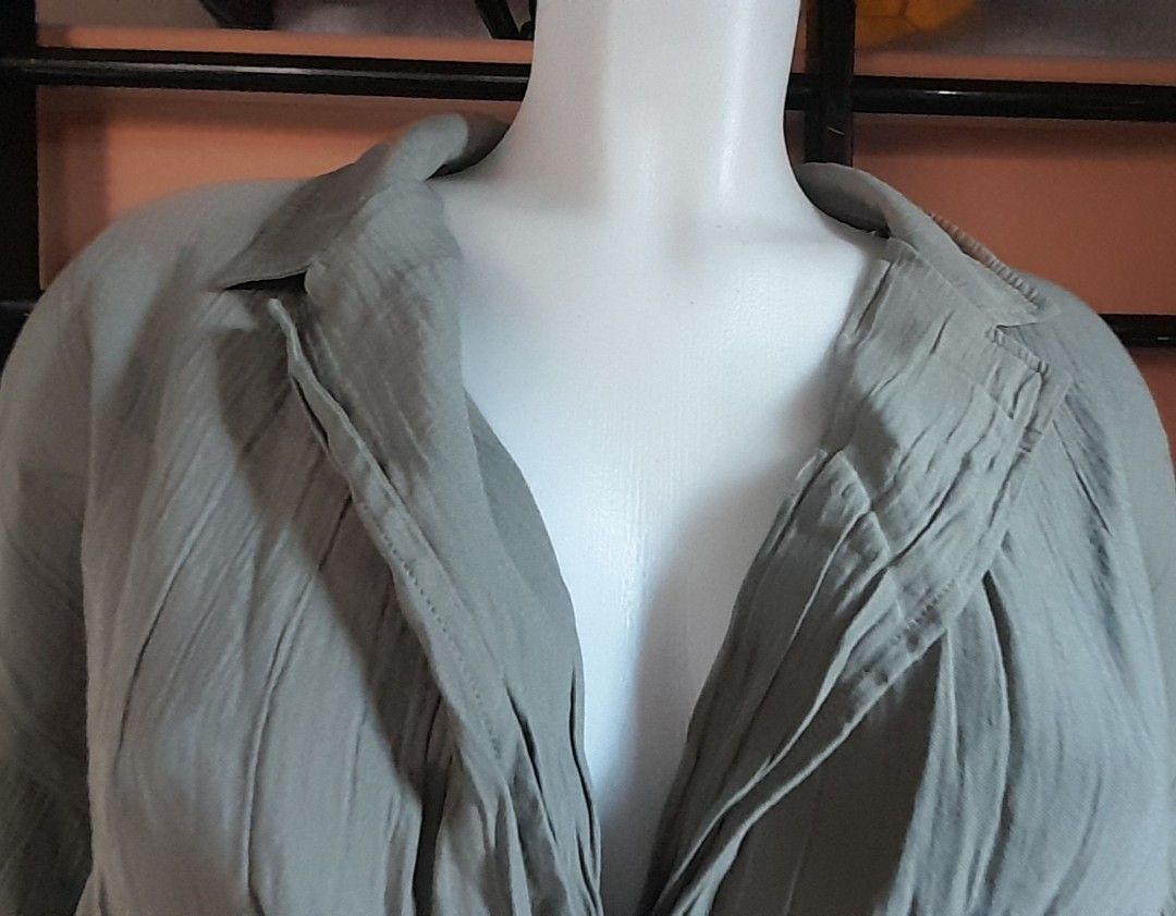 Zaea Top (Category: Blouses) located in Batangas. Submitted by norskieshoppe (Listing ID 1469646387, Image 2). Description: small- medium.