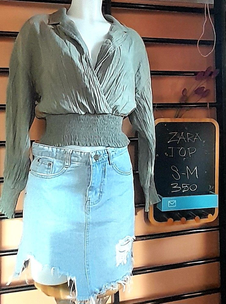 Zaea Top (Category: Blouses) located in Batangas. Submitted by norskieshoppe (Listing ID 1469646387, Image 1). Description: small- medium.