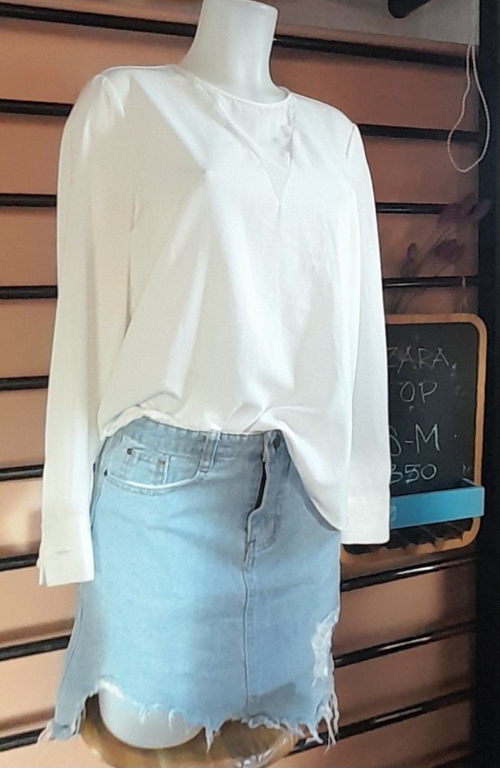 Zaea White Top (Category: Blouses) located in Batangas. Submitted by norskieshoppe (Listing ID 1469647355, Image 2). Description: small- medium.