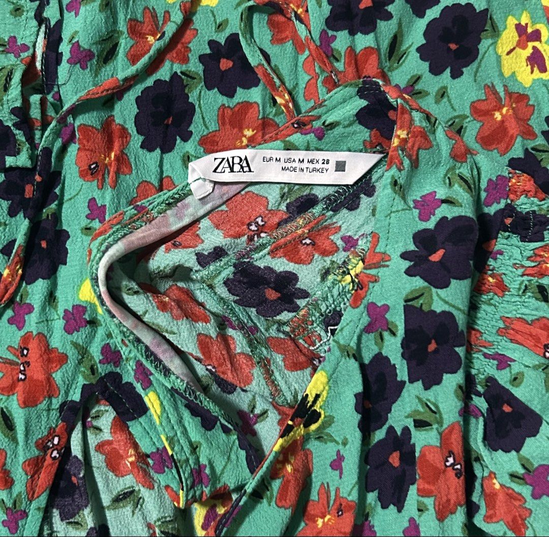 ZARA (Category: Dresses) located in Davao. Submitted by sart0ria85 (Listing ID 1469616370, Image 3). Description: Green mini dress with red, black, and yellow floral print in Long sleeves with gathered puff shoulders, round neckline, back zip closure. 100% VISCOSE MADE IN TURKIYE 🇹🇷 MEDIUM. Size 6 EXCELLENT CONDITION (96/100) .