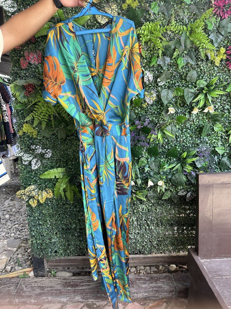 Zara Basic- floral jumpsuit (Category: Dresses) located in Caloocan City. Submitted by fabs_preloved01 (Listing ID 1469626838, Image 2). Description: Zara floral jumpsuit.