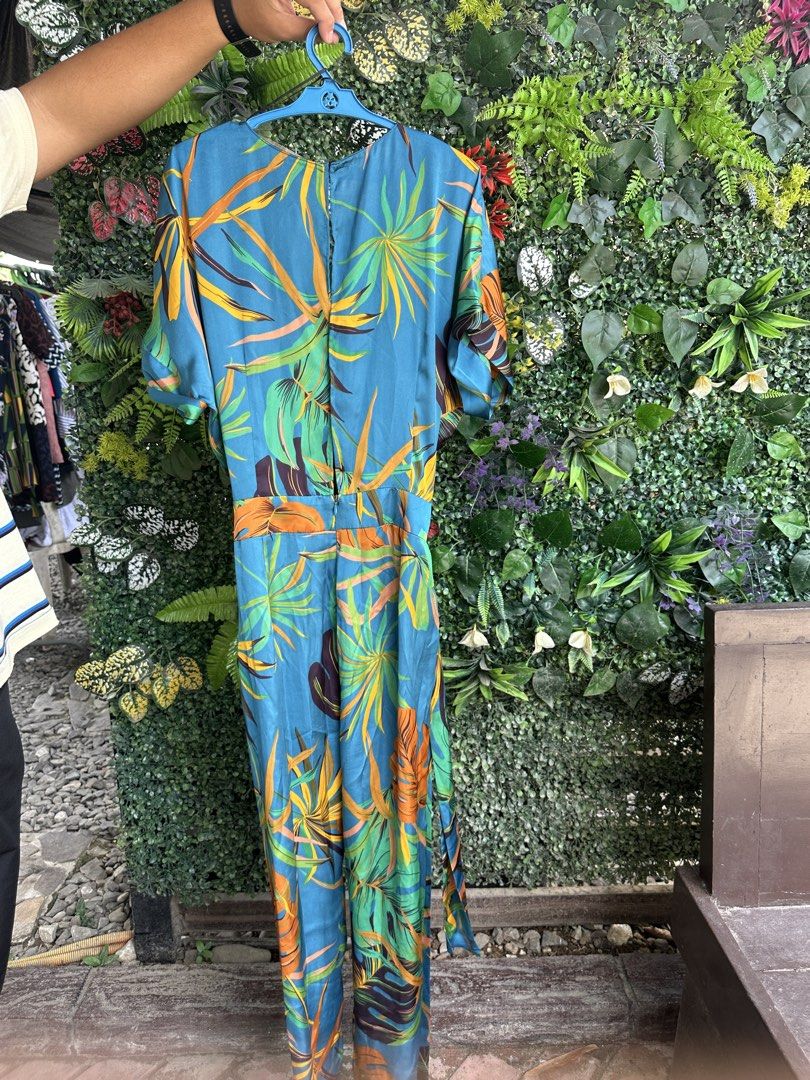 Zara Basic- floral jumpsuit (Category: Dresses) located in Caloocan City. Submitted by fabs_preloved01 (Listing ID 1469626838, Image 3). Description: Zara floral jumpsuit.