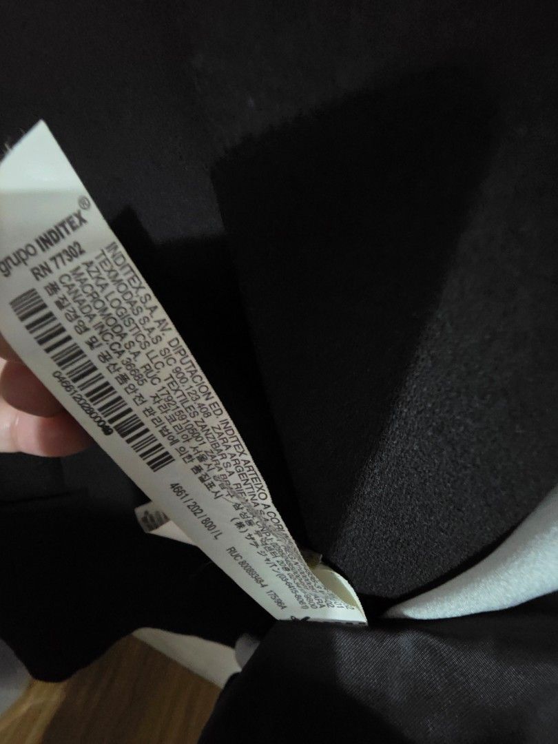ZARA Black Double Breasted Blazer Size L (Category: Coats, Jackets and Outerwear) located in Mandaluyong City. Submitted by artlin04 (Listing ID 1469614723, Image 3). Description: - Brand: Zara - Style: Black double-breasted blazer - Size: L (true to standard sizing) - Details: Structured shoulders, lapel collar, front button closure, fully lined interior - Condition/Care: Clean solid color, holds shape well, standard garment care label attached 