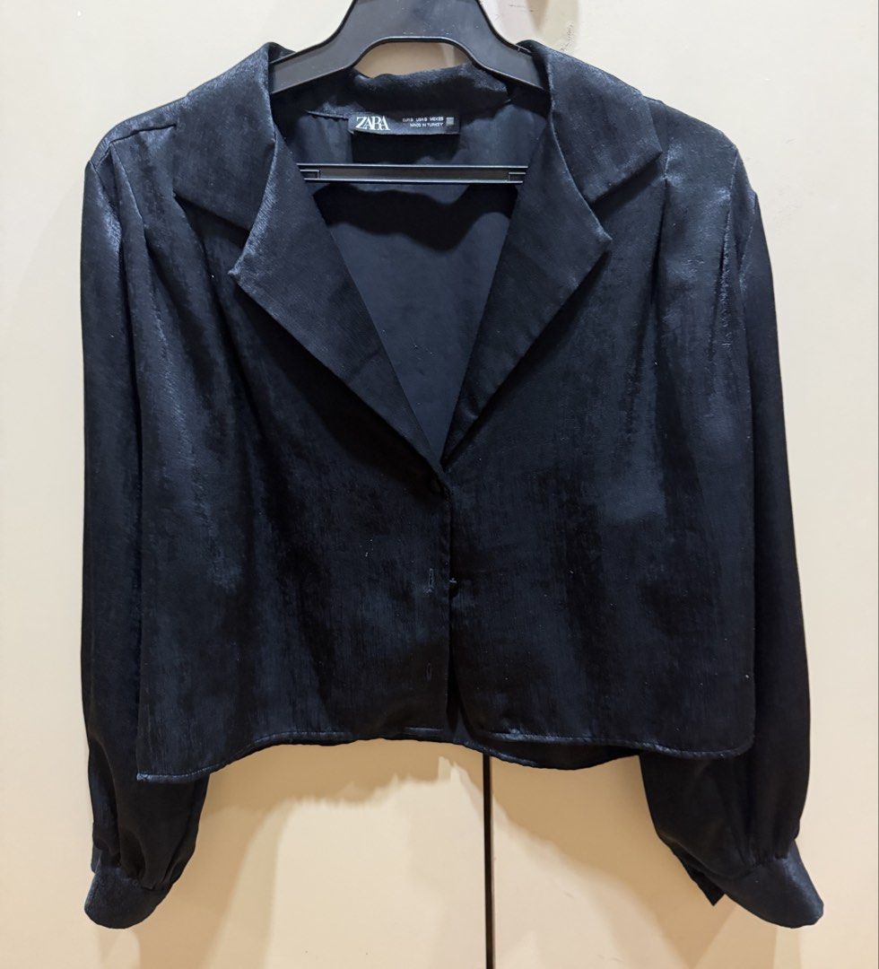 Zara Black Satin Lapel Crop Blouse (Category: Blouses) located in Muntinlupa City. Submitted by caroucella (Listing ID 1469618128, Image 2). Description: Zara Black satin button-down shirt with lapel collar, cropped Long sleeves with button cuffs, smooth shiny texture, lightweight material Perfect chic piece for evening wear or smart casual outfits Fits S to M .